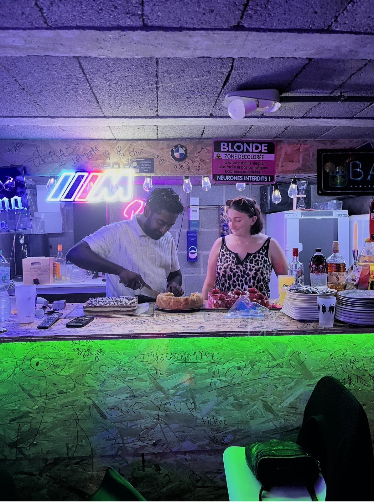 Les hôtes au comptoir