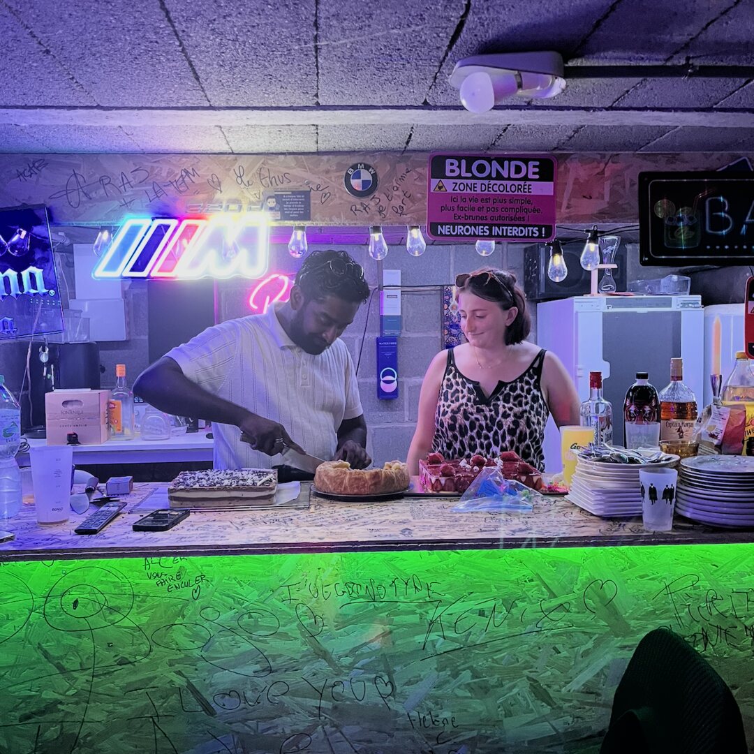 Les hôtes au comptoir